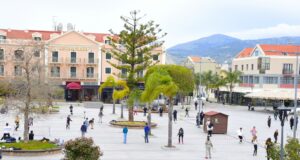 Αργοστόλι: Η κεντρική πλατεία μετατράπηκε σε γήπεδο τένις – Δεκάδες παιδιά έζησαν μια μοναδική εμπειρία με το “Street Tennis for Kids” (εικόνες)