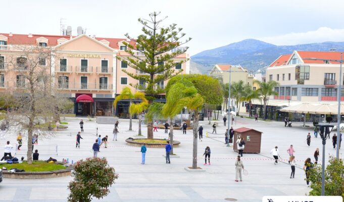 Αργοστόλι: Η κεντρική πλατεία μετατράπηκε σε γήπεδο τένις – Δεκάδες παιδιά έζησαν μια μοναδική εμπειρία με το “Street Tennis for Kids” (εικόνες)