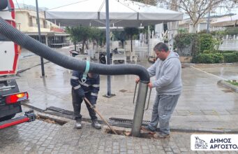 «Επιχείρηση καθαρές αποχετεύσεις» στο Αργοστόλι – Σε πλήρη δράση τα συνεργεία του Δήμου στην κεντρική πλατεία (εικόνες)