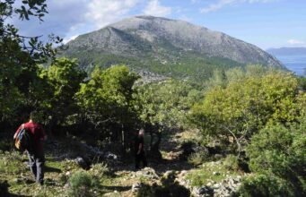 Αργοστόλι: Μεγάλο έργο αλλάζει τον τουρισμό της Κεφαλονιάς – Δημιουργείται δίκτυο 10 πεζοπορικών διαδρομών