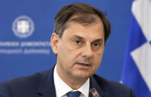 «Νοικοκύρηδες» και «κακομοίρηδες»: Πώς η δήλωση Θεοχάρη μπαίνει στη σύγκρουση ΝΔ – ΕΛ.Α.Σ.